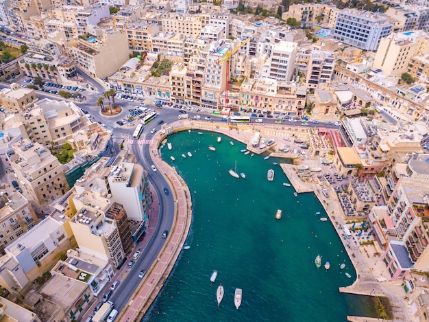 Vista aérea da baía spinola, da cidade de st. julians e de sliema em malta