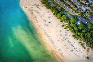 Foto grátis vista aérea da bela praia tropical com água do mar turquesa de areia branca e céu azul
