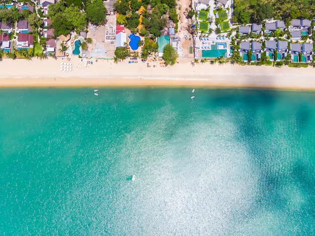 Vista aérea da bela praia tropical e mar com árvores na ilha