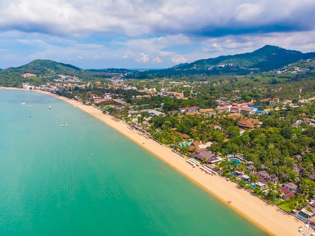 Vista aérea da bela praia tropical e mar com palmeiras e outras árvores na ilha de Koh Samui