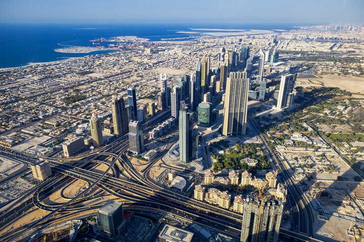 Foto grátis vista aérea da cidade de dubai do topo de uma torre.
