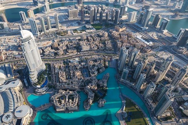 Vista aérea da cidade de dubai do topo de uma torre.