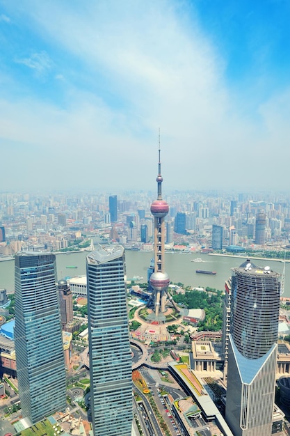 Vista aérea da cidade de Xangai durante o dia com céu azul e nuvem com Oriental Pearl Tower