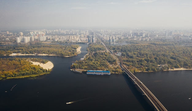 Vista aérea da cidade envolta em névoa da manhã