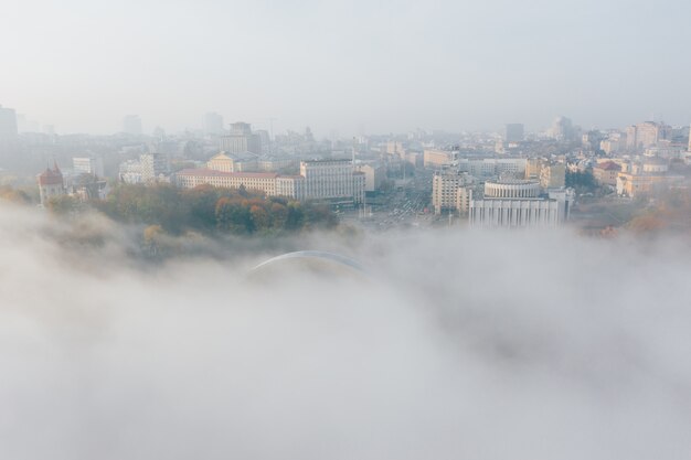 Vista aérea da cidade no meio do nevoeiro