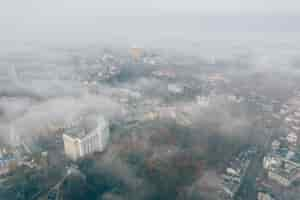 Foto grátis vista aérea da cidade no meio do nevoeiro