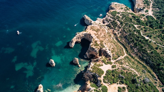 Foto grátis vista aérea da costa algarvia.