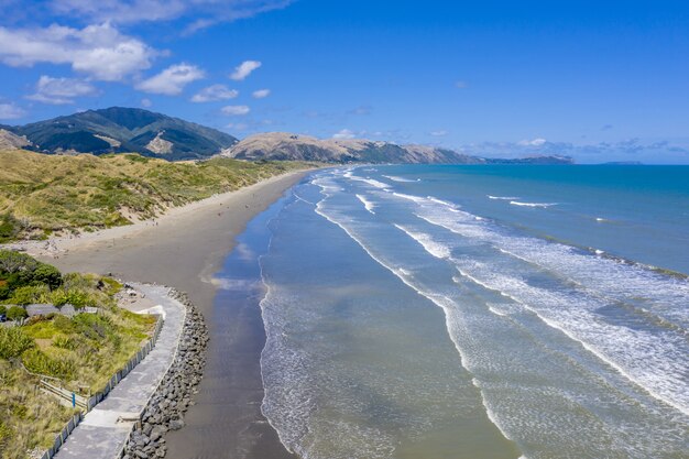 Vista aérea da costa de Kapiti perto das cidades de Raumati e Paekakariki na Nova Zelândia