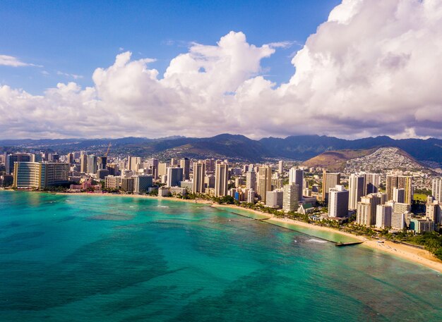 Vista aérea da costa de Waikiki em Honolulu, EUA