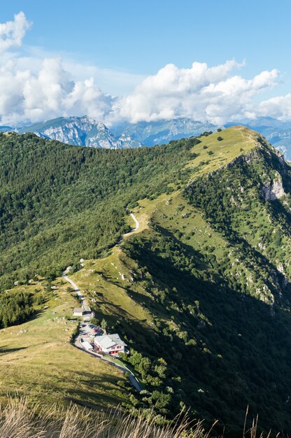 Vista aérea da montanha no norte da Itália