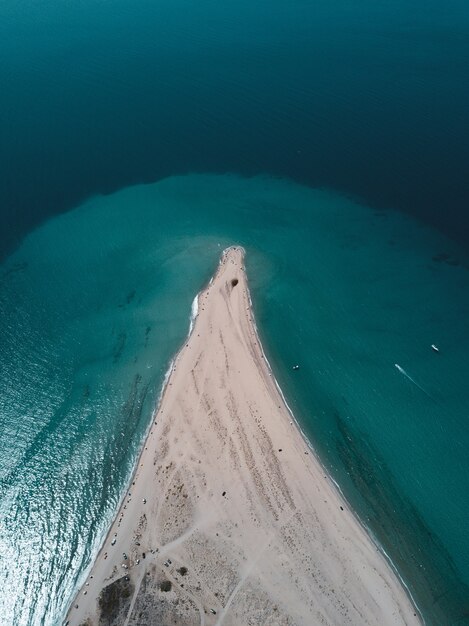 Vista aérea da onda turquesa do oceano atingindo a costa