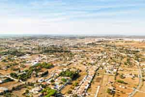 Foto grátis vista aérea da paisagem rural de longe