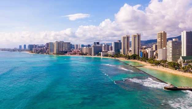 Vista aérea da parede de Waikiki e Diamond Head em Honolulu, EUA
