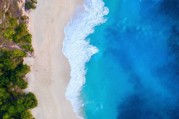 Vista aérea da Praia Kelingking na ilha de Nusa Penida, Bali na Indonésia