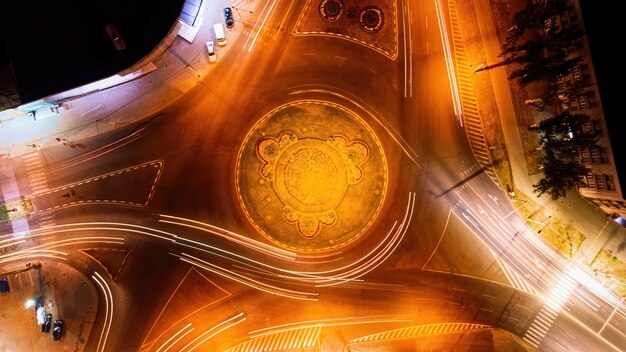 Vista aérea da rotatória da rua à noite