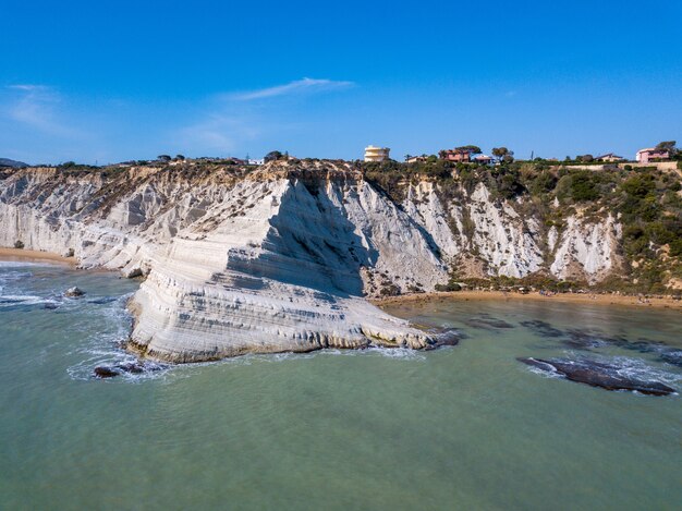 Vista aérea das belas falésias brancas à beira-mar na Sicília, Itália