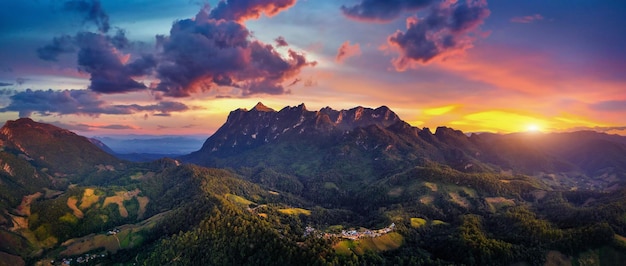 Vista aérea das montanhas doi luang chiang dao ao pôr do sol, chiang mai, tailândia.