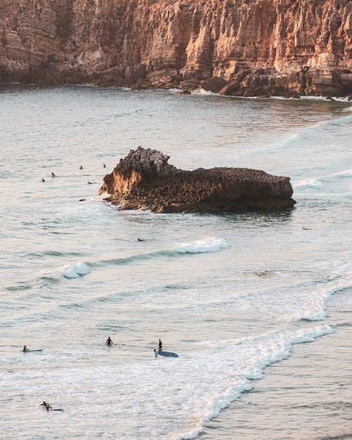 Vista aérea das pessoas na praia