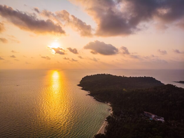 Vista aérea, de, bonito, praia, e, mar, com, coqueiro, árvore, em, pôr do sol