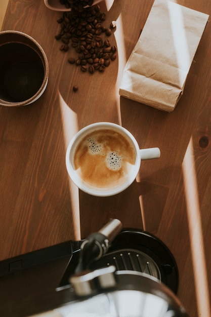 Vista aérea de café fresco em uma xícara