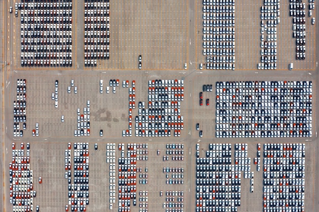 Vista aérea de carros novos no estacionamento da fábrica de automóveis.