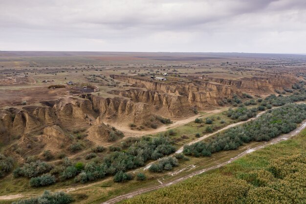 Vista aérea de cima da estrada rural que divide as dunas e grinery.