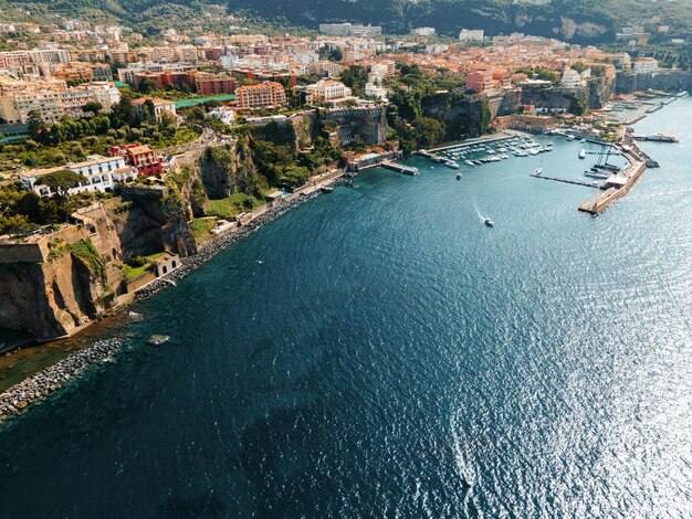Vista aérea de drones da costa do mar Tirreno em Sorrento Itália