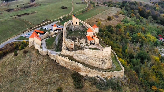 Vista aérea de drones da Fortaleza Rupea, Romênia