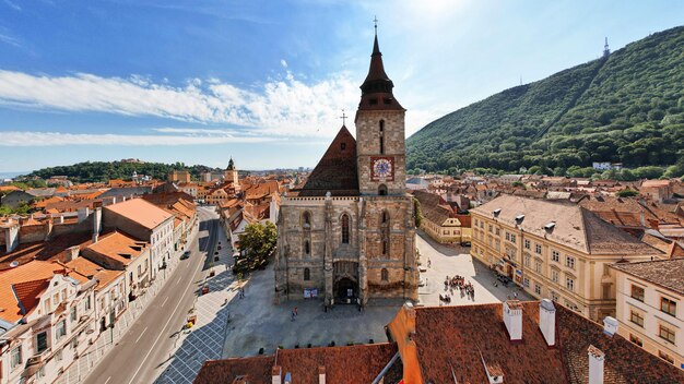 Vista aérea de drones da Igreja Negra no antigo centro de Brasov, Romênia