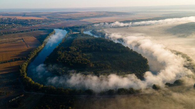 Vista aérea de drones da natureza da Moldávia ao nascer do sol