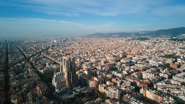 Vista aérea de drones de barcelona spain blocks com vários residenciais e sagrada família