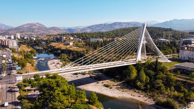 Vista aérea de drones de podgorica montenegro