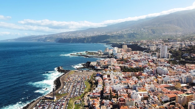 Vista aérea de drones de puerto de la cruz, nas ilhas canárias de tenerife vários edifícios residenciais