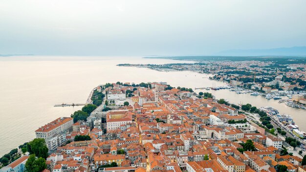 Foto grátis vista aérea de drones de zadar ao pôr do sol croácia centro histórico da cidade com prédios antigos