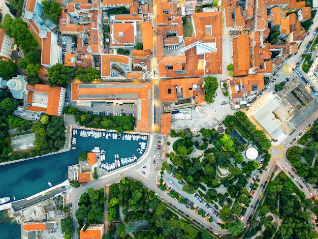 Foto grátis vista aérea de drones de zadar ao pôr do sol croácia centro histórico da cidade com prédios antigos