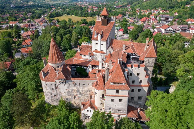 Vista aérea de drones do Castelo de Bran na Romênia