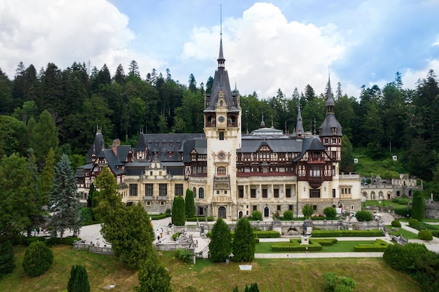 Vista aérea de drones do Castelo de Peles na Romênia