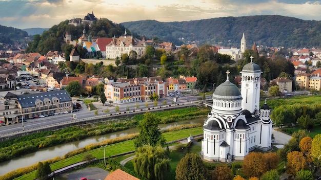 Vista aérea de drones do centro histórico de sighisoara romênia edifícios antigos igreja da santíssima trindade
