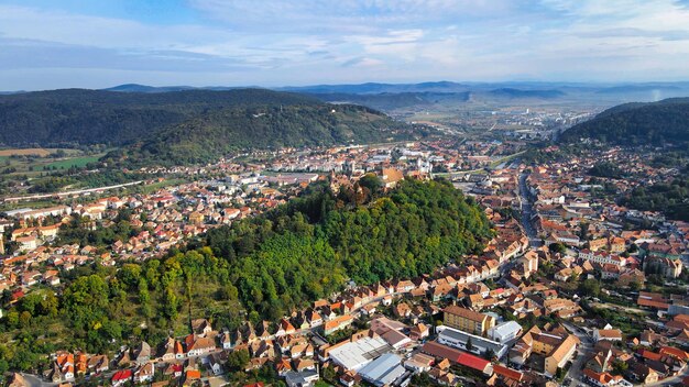 Vista aérea de drones do Centro Histórico de Sighisoara, Romênia