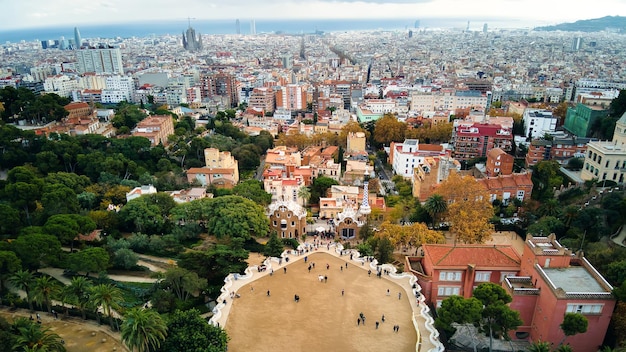 Vista aérea de drones do Parque Guell em Barcelona, Espanha