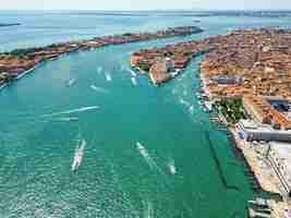 Foto grátis vista aérea de drones dos canais de água de veneza itália com vários barcos flutuantes e ancorados