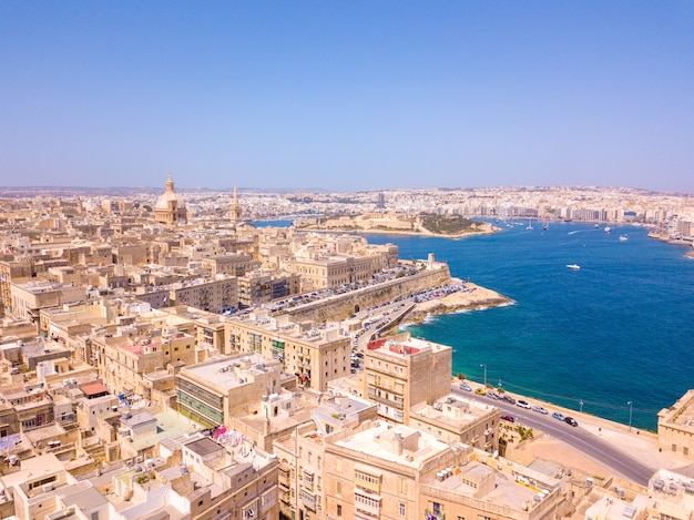 Foto grátis vista aérea de edifícios antigos perto da água em valletta, malta