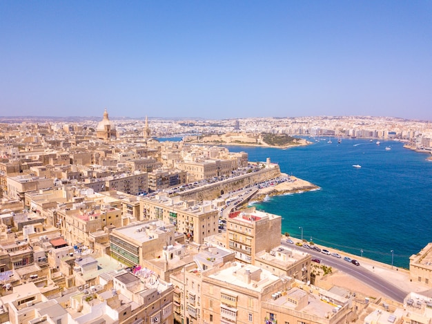 Vista aérea de edifícios antigos perto da água em Valletta, Malta