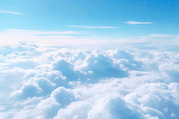 vista aérea de grandes nuvens brancas sobre o céu azul