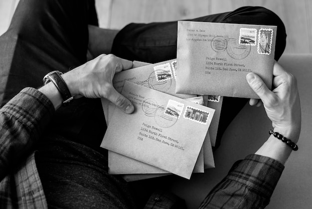 Foto grátis vista aérea, de, homem, selecionar, envelopes