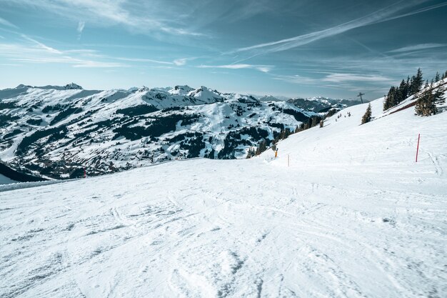 Vista aérea de montanhas nevadas na Áustria, do topo de uma montanha