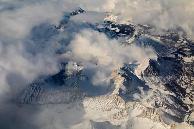 Vista aérea de montanhas nevadas