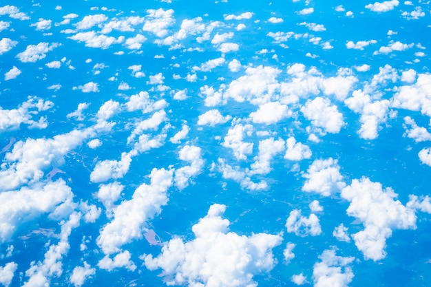 Vista aérea, de, nuvem branca, e, céu azul