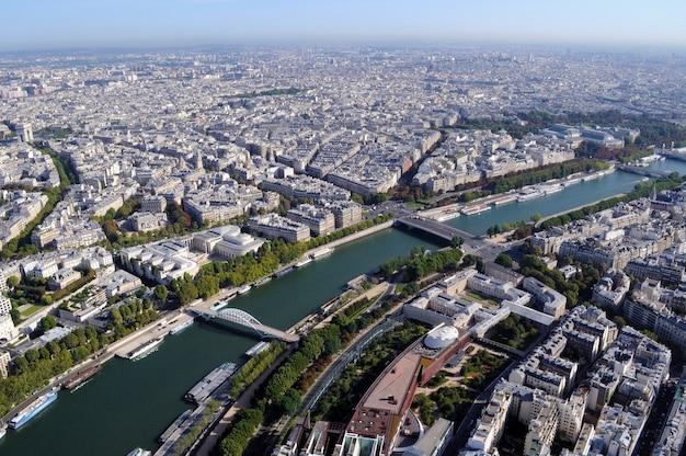 Vista aérea de Paris com o rio Sena