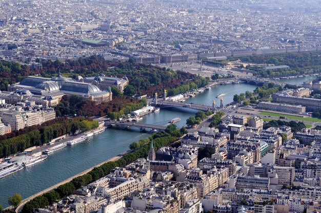 Vista aérea de Paris com o rio Sena